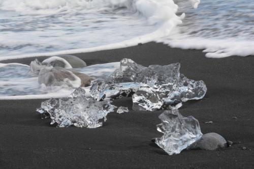 Morceaux de glace sur la plage prés de Jokulsarlon