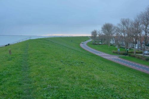Oudeschild, à gauche de la digue, la mer de Wadden