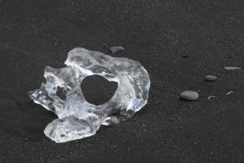 Morceaux de glace sur la plage prés de Jokulsarlon