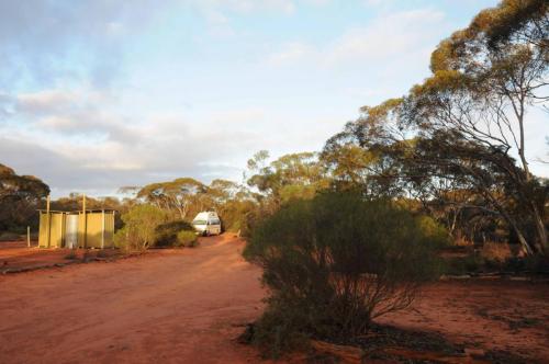 Nous étions seuls au camping trés sommaire (pas d'eau, pas d'électricité, juste des toilettes sèches). 