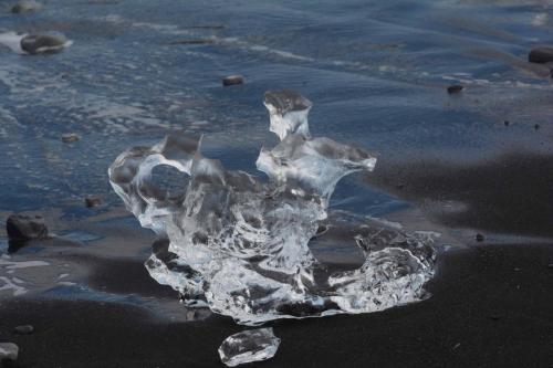 Morceaux de glace sur la plage prés de Jokulsarlon