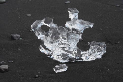 Morceaux de glace sur la plage prés de Jokulsarlon