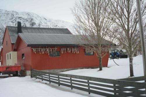 Séchage de morue sous un porche