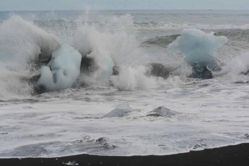 Morceaux de glace sur la plage prés de Jokulsarlon