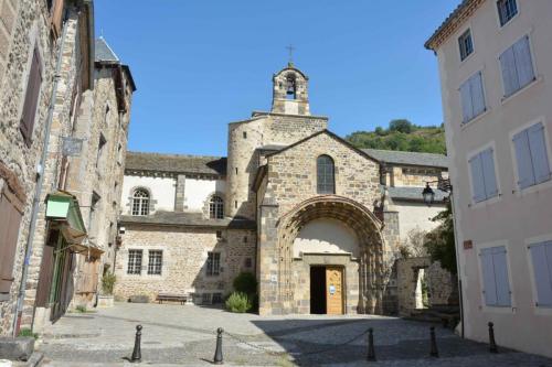 Blesle (Haute-Loire) Abbaye Saint-Pierre