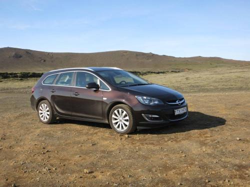 Notre voiture de location perdue dans le désert volcanique