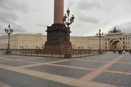 Colonne d'Alexandre, Batiment de l'Etat-Major