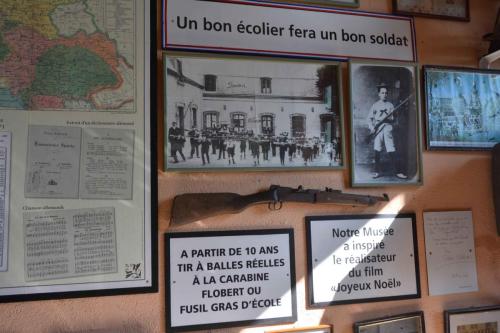 Suite à la défaite de 1870, on enseigne le tir à l'école.