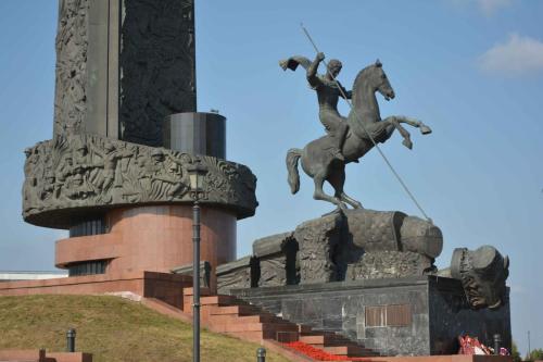 Au pied de l'obélisque