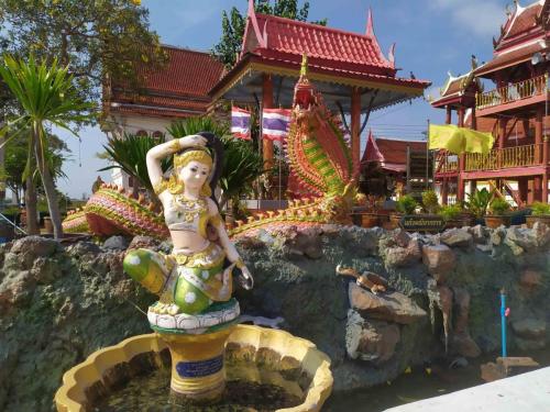 Wat Khomnaram (Khomnaram Temple)