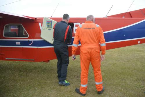 Le pilote positionne les bagages en soute.
