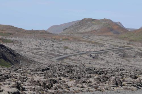 Piste traversant les champs de lave