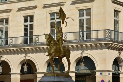 Statue de Jeanne d'Arc (inaugurée en 1874) sur la place des Pyramides, à l'arrière la rue de Rivoli