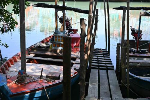Bâteaux pour aller sur Laem Phak Bia-sandspit