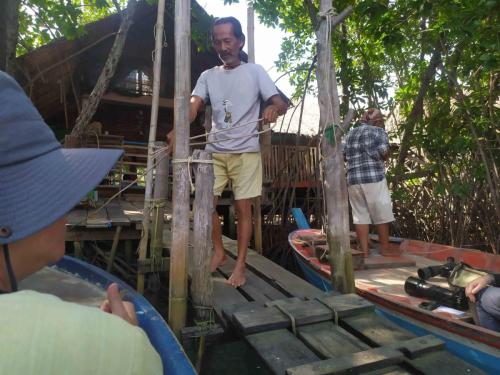 Mr Daeng et son fils