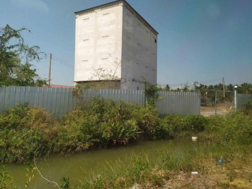 Immeuble nichoir pour Salanganes à nid blanc, les nids se vendent trés chers à la Chine pour faire la soupe