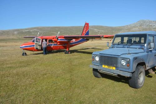 Rob notre hôte sur Carcass Island discute avec le pilote.