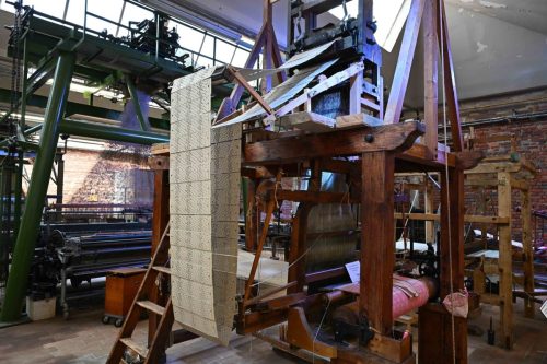 Cartons perforés, programme du dessin du tissage