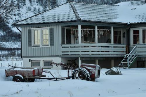 Séchage de morue sous un porche