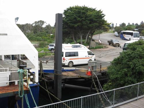 Embarquement de notre camping-car dans le ferry, en marche arrière !