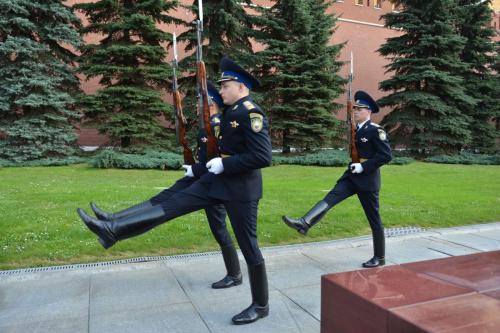 Relève de la garde devant la tombe du Soldat inconnu