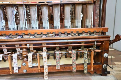 Rubanière, métier à tisser les rubans