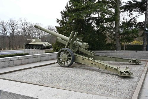 Obusier ML-20_152mm et char T34 soviétiques