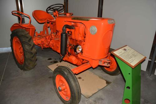 Tracteur agricole  VENDEUVRE 1958 construit  à Vendeuvre sur Barse (Aube)