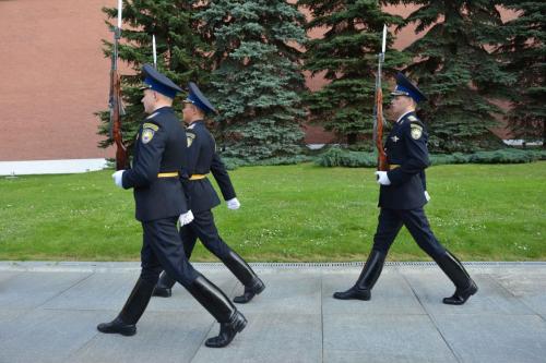 Relève de la garde devant la tombe du Soldat inconnu