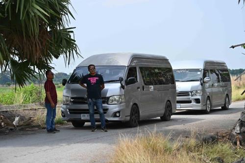 Nos chauffeurs et les véhicules qui nous ont permis de découvrir la Thaïlande pendant ces 2 semaines.
