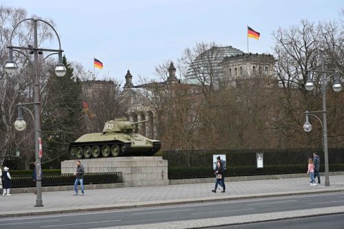 Char T34 soviétique et palais du Reichstag