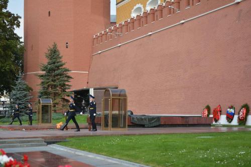 Relève de la garde devant la tombe du Soldat inconnu