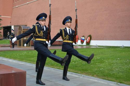 Relève de la garde devant la tombe du Soldat inconnu