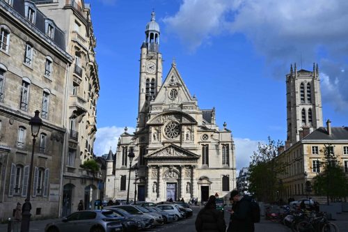 Eglise Saint-Etienne du Mont (à gauche), abbaye Sainte-Geneviève (à droite)