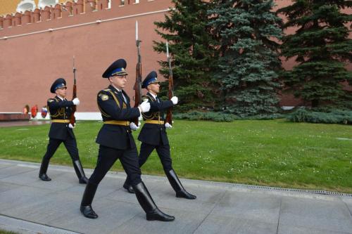 Relève de la garde devant la tombe du Soldat inconnu