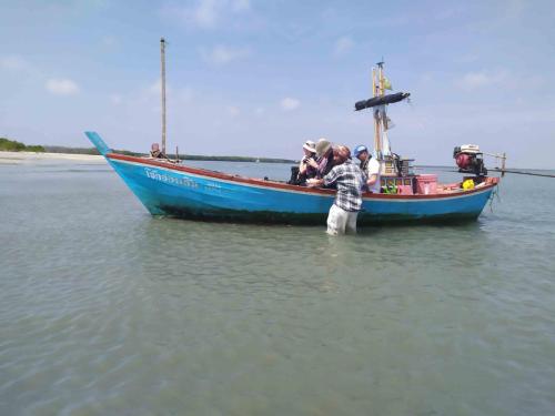 Arrivée à Laem Phak Bia-sandspit