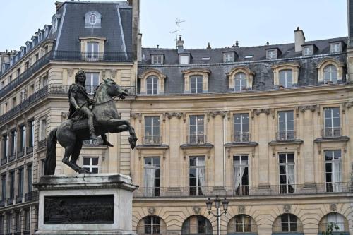 Place des Victoires, Statue équestre de Louis XIV
