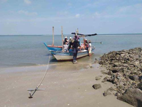Arrivée à Laem Phak Bia-sandspit