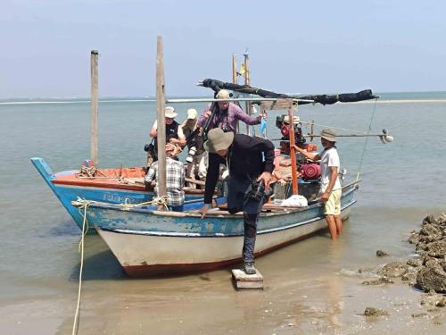 Arrivée à Laem Phak Bia-sandspit