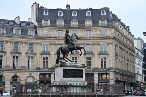 Place des Victoires, Statue équestre de Louis XIV
