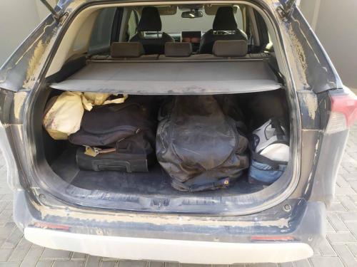 Le coffre de la voiture après un jour de piste, bonjour la poussière