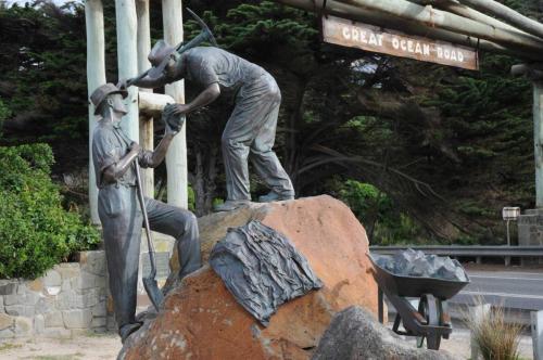 Statue représentant les travailleurs qui construisirent la Great Ocean Road, en fait d'anciens militaires engagés pendant la 1ème guerre mondiale, et qui se retrouvaient parfois sans emploi de retour en Australie. 