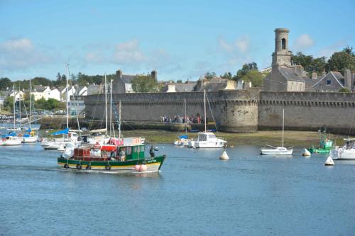 Bateau qui ramène les poubelles des iles des Glénans