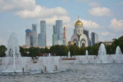 Parc Podeby, Eglise et les tours du quartier d'affaires de Moscou
