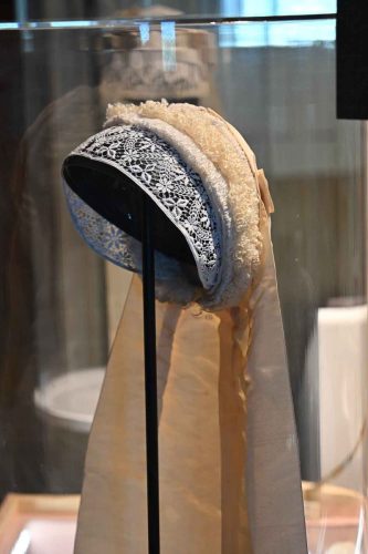 Exposition sur les coiffes du Poitou, château de Javarzay