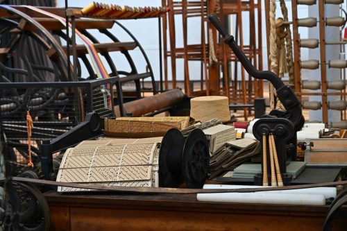 Cartons perforés, programme du dessin du tissage