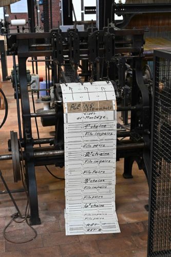 Cartons perforés, programme du dessin du tissage