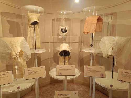 Exposition sur les coiffes du Poitou, château de Javarzay