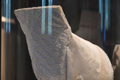 Exposition sur les coiffes du Poitou, château de Javarzay