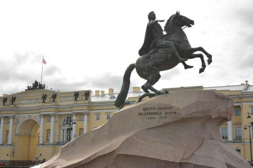 Cavalier de bronze symbolisant la force et la puissance de Pierre 1er